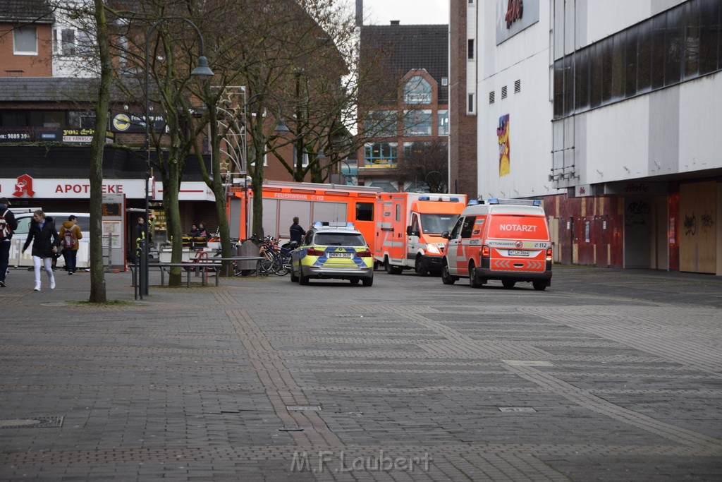 Einsatz BF Koeln Messerstecherei Koeln Porz Josefstr P05.JPG - Miklos Laubert